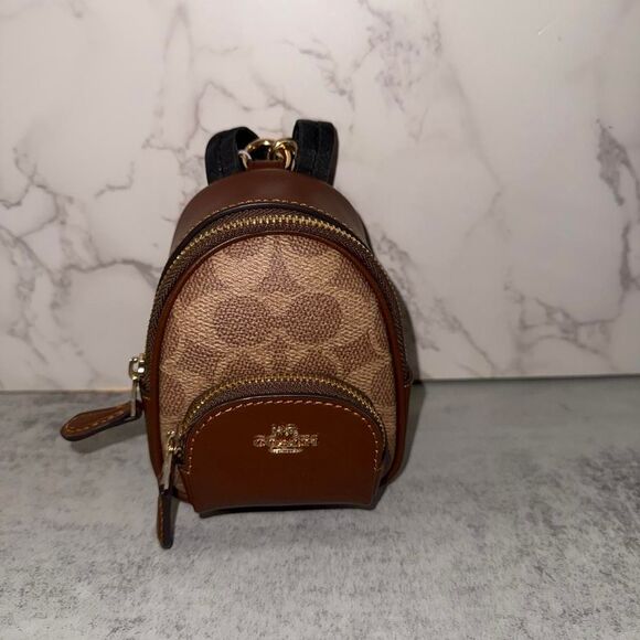 coach backpack gold Tabby with Quilting Honey Brown One Size : Clothing, Shoes & Jewelry Refined pebble leather Inside zip and multifunction pockets Double zip closure fabric lining Handle with 2 1/4 drop Outside zip pocket Adjustable shoulder straps 10 3/4 (L) x 12 1/2 (H) x 4 3/4 (W) Style No. New w/Tags Coach Crossgrain Leather